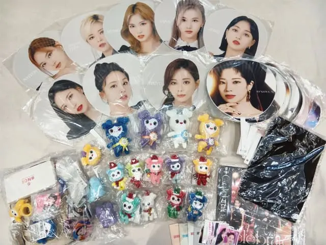 TWICEのバッグチャーム・うちわ・ぬいぐるみ・Tシャツなどを買取